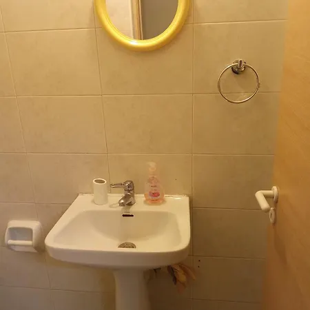 5 Bedroom House For Good Price In Livadia, Easy Access To The Sea And Case de vacanță *