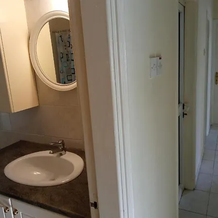 5 Bedroom House For Good Price In Livadia, Easy Access To The Sea And Hébergement de vacances *